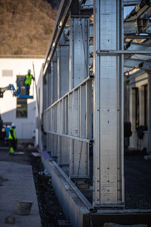 Les avantages du bac acier pour la toiture d'un bâtiment professionnel -  Mon Local Industriel